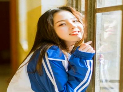 把人埋在沙子里只剩脚,海滩惊魂：沙坑坍塌，游客险遭活埋